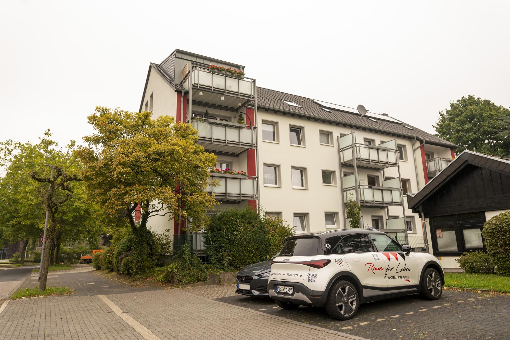 Wohnhaus Seitenansicht mit Auto
