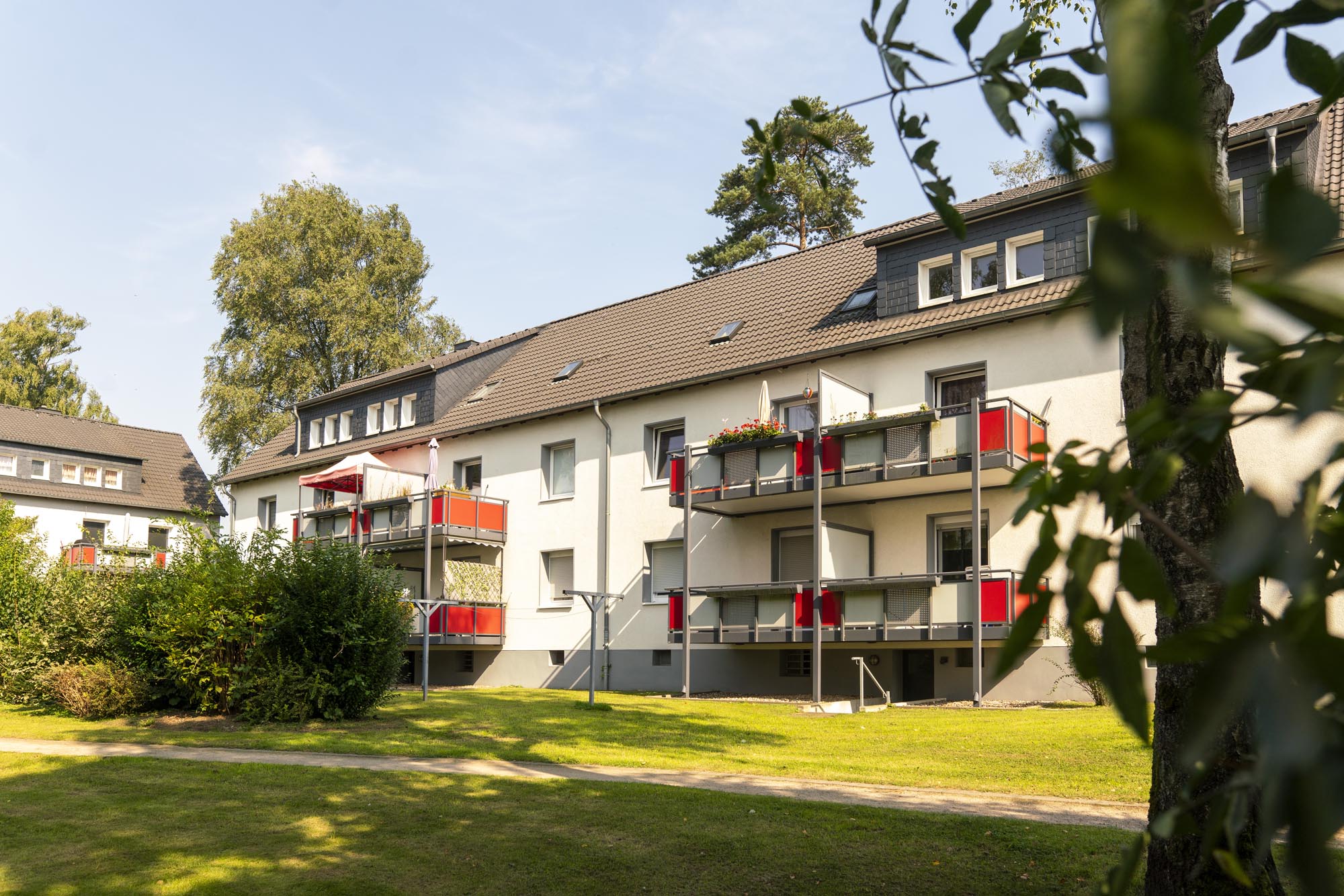 Hausfront mit Balkonen