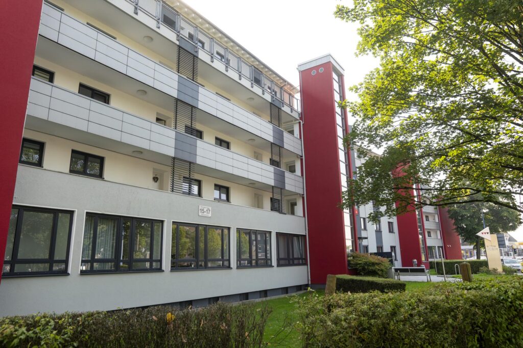 Hausfront mit Balkonen